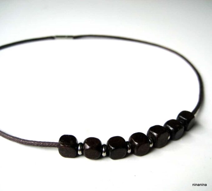 N3675a_collier_cordon_perles_bois_carrees