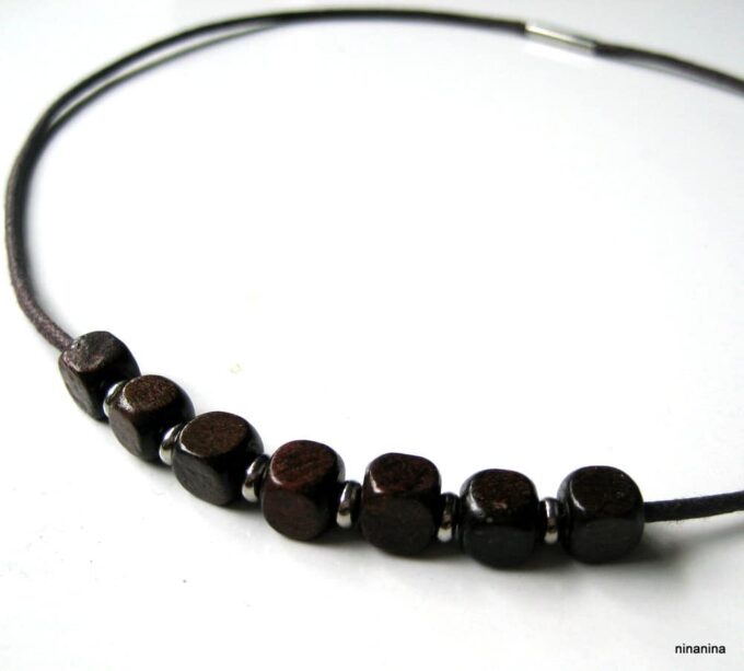 N3675c_collier_cordon_perles_bois_carrees