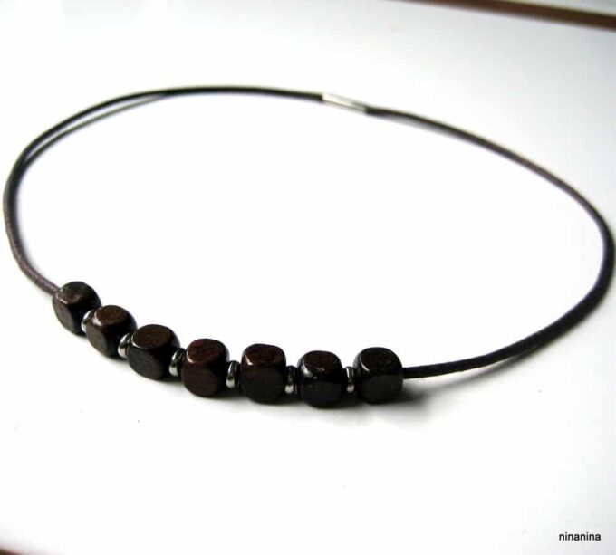 N3675d_collier_cordon_perles_bois_carrees