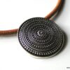 N3695_collier_cordon_cuir_et_pendentif_rond_argent