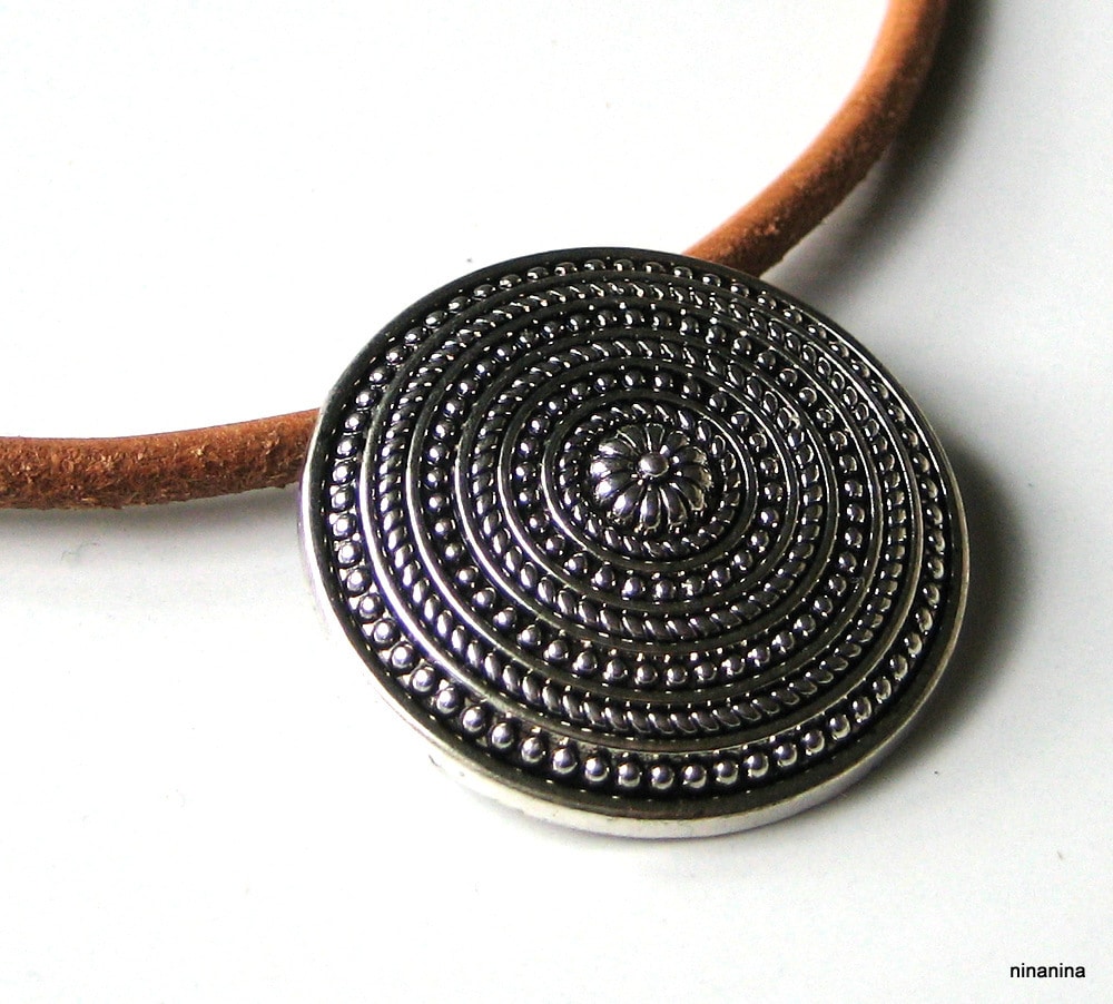 Collier femme fantaisie cordon cuir pendentif rond argenté – Image 6