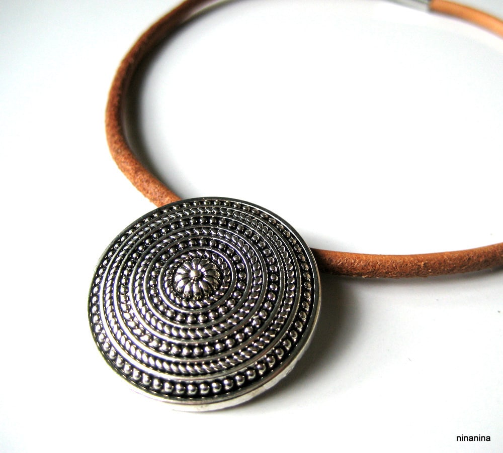Collier femme fantaisie cordon cuir pendentif rond argenté – Image 2