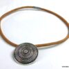 N3695ter_Collier_cordon_cuir_pendentif_rond_metal_argente