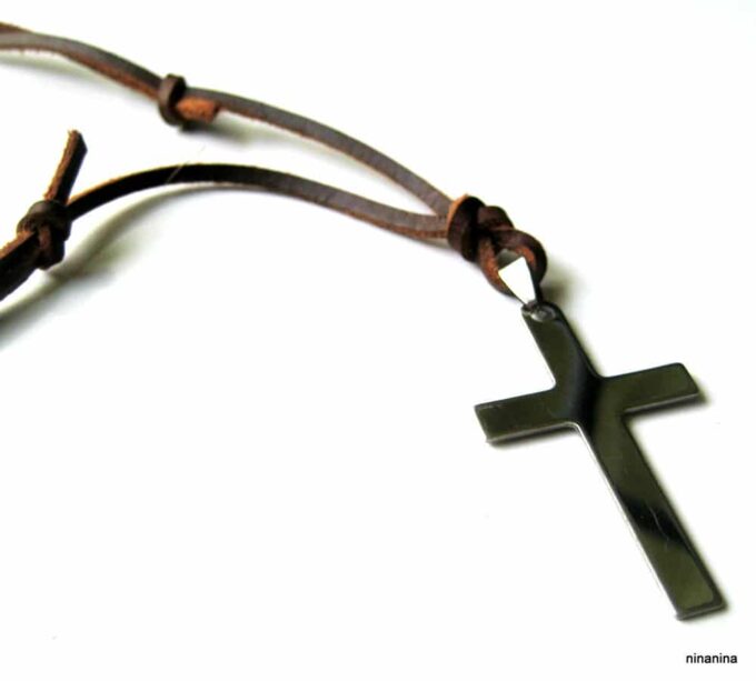 N3704a_collier_cordon_cuir_croix_inoxydable