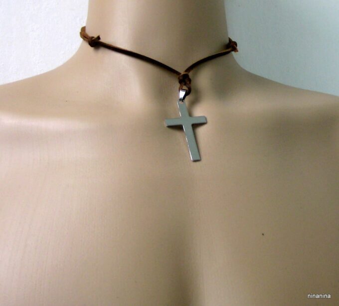 N3704d_collier_cordon_cuir_croix_inoxydable