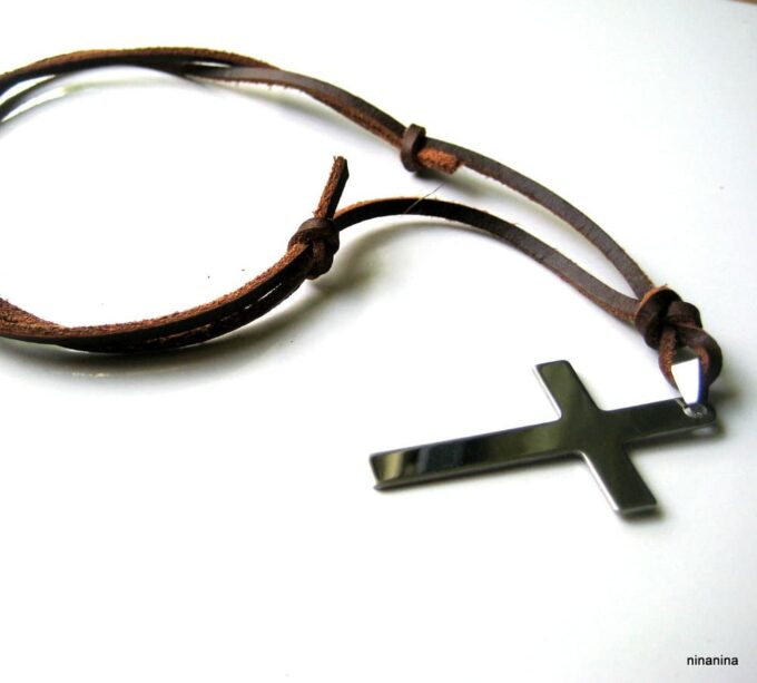 N3704f_collier_cordon_cuir_croix_inoxydable