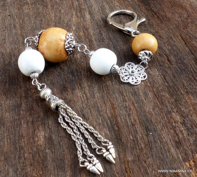 N3728_Bijou_de_sac_-_porte_cle_perles_bois_pompon_metal_argente_-_Accessoires_bijoux_de_sac_en_ligne_Ninanina