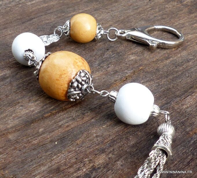 N3728a_Bijou_de_sac_-_porte_cle_perles_bois_pompon_metal_argente_-_Accessoires_bijoux_de_sac_en_ligne_Ninanina