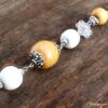 N3728d_Bijou_de_sac_-_porte_cle_perles_bois_pompon_metal_argente_-_Accessoires_bijoux_de_sac_en_ligne_Ninanina