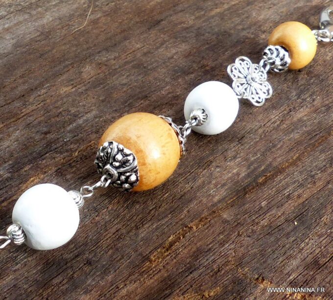 N3728d_Bijou_de_sac_-_porte_cle_perles_bois_pompon_metal_argente_-_Accessoires_bijoux_de_sac_en_ligne_Ninanina