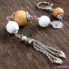 N3728e_Bijou_de_sac_-_porte_cle_perles_bois_pompon_metal_argente_-_Accessoires_bijoux_de_sac_en_ligne_Ninanina