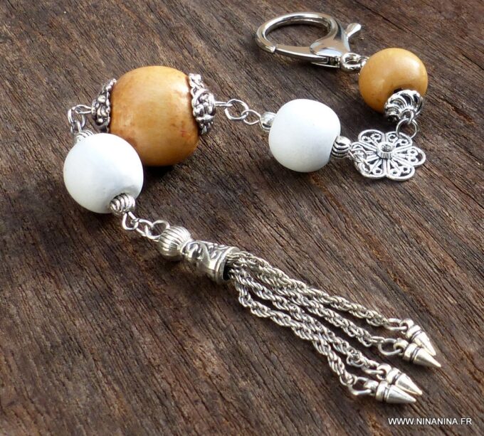 N3728e_Bijou_de_sac_-_porte_cle_perles_bois_pompon_metal_argente_-_Accessoires_bijoux_de_sac_en_ligne_Ninanina