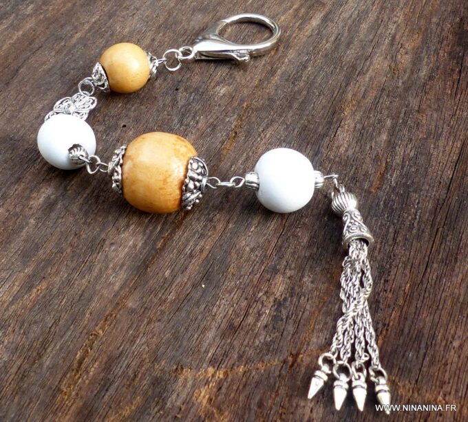 N3728f_Bijou_de_sac_-_porte_cle_perles_bois_pompon_metal_argente_-_Accessoires_bijoux_de_sac_en_ligne_Ninanina