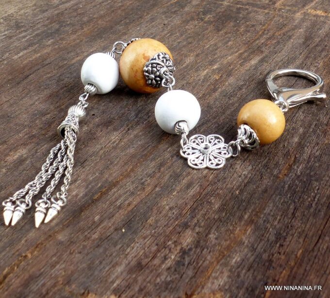 N3728g_Bijou_de_sac_-_porte_cle_perles_bois_pompon_metal_argente_-_Accessoires_bijoux_de_sac_en_ligne_Ninanina
