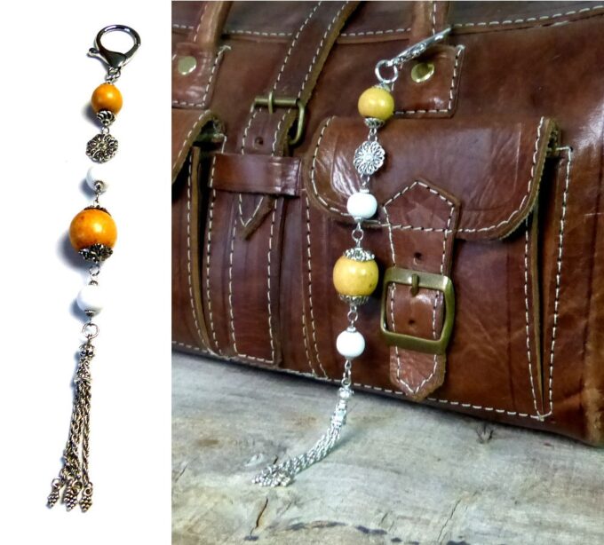 N3728tera_Bijou_de_sac_porte_cle_boules_bois_pompon_metal_argente
