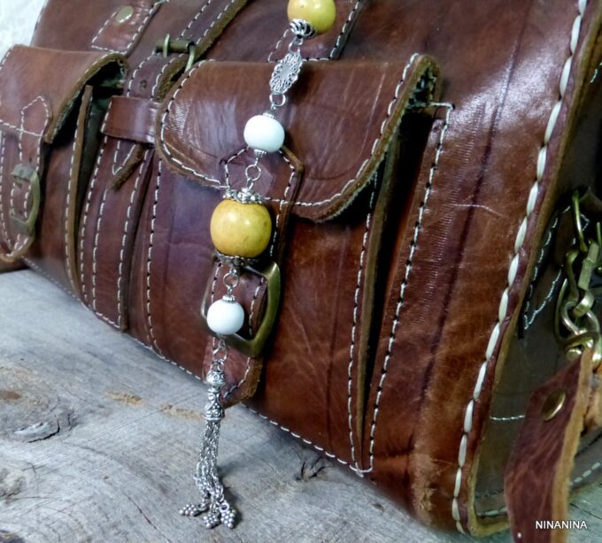 N3728terc_Bijou_de_sac_porte_cle_boules_bois_pompon_metal_argente