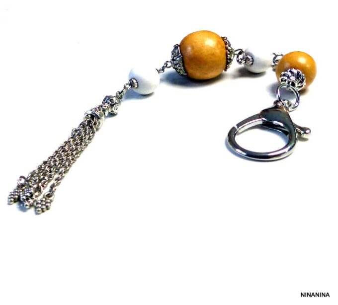 N3728terd_Bijou_de_sac_porte_cle_boules_bois_pompon_metal_argente