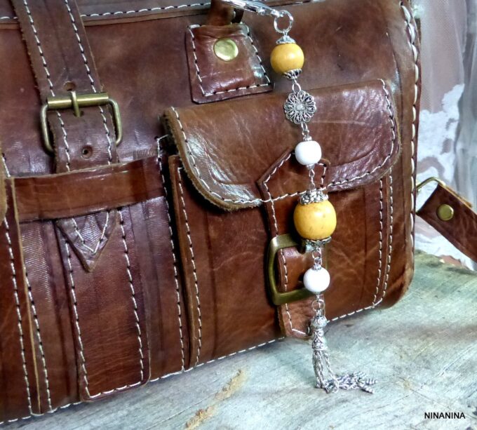 N3728terf_Bijou_de_sac_porte_cle_boules_bois_pompon_metal_argente