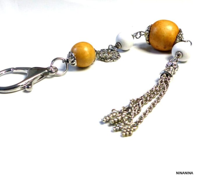 N3728terh_Bijou_de_sac_porte_cle_boules_bois_pompon_metal_argente