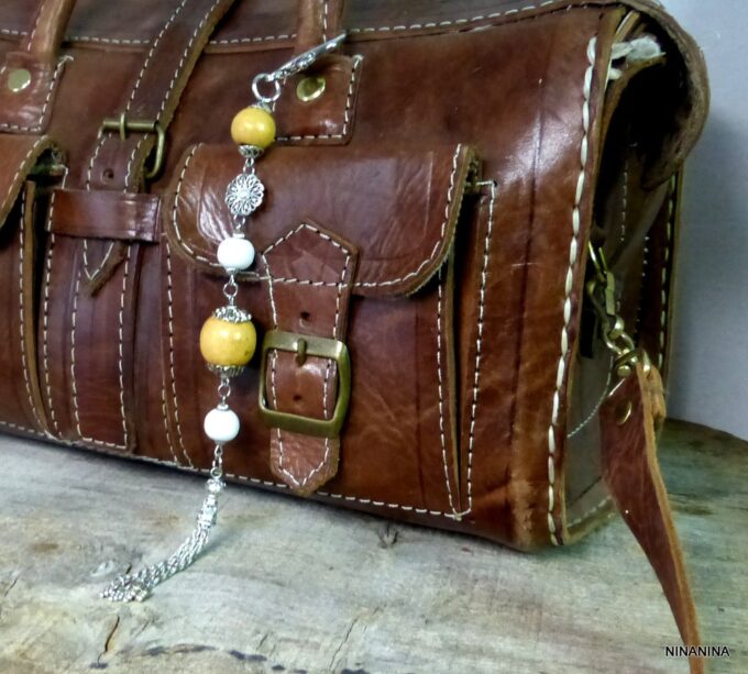 N3728teri_Bijou_de_sac_porte_cle_boules_bois_pompon_metal_argente