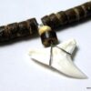 N3757c_collier_rondelles_coco_dent_de_requin