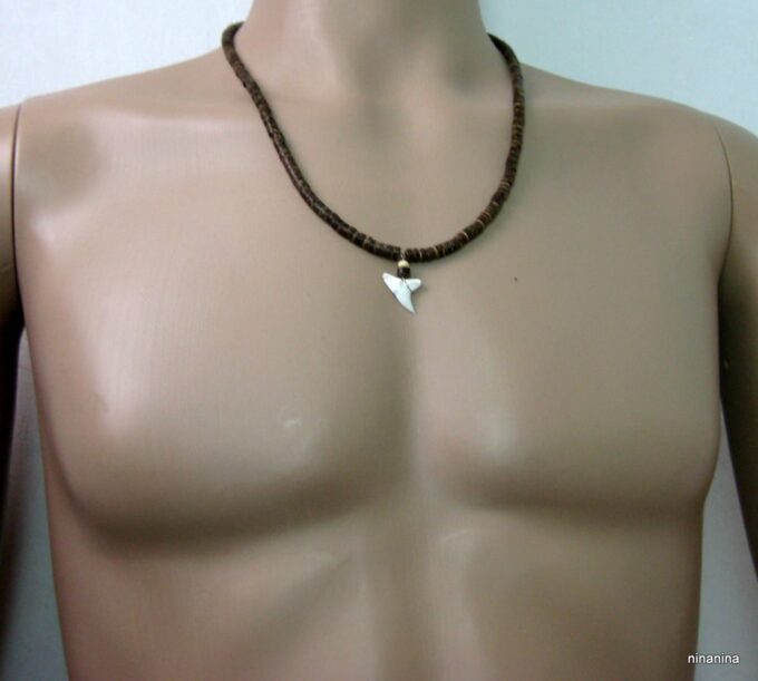 N3757d_collier_rondelles_coco_dent_de_requin