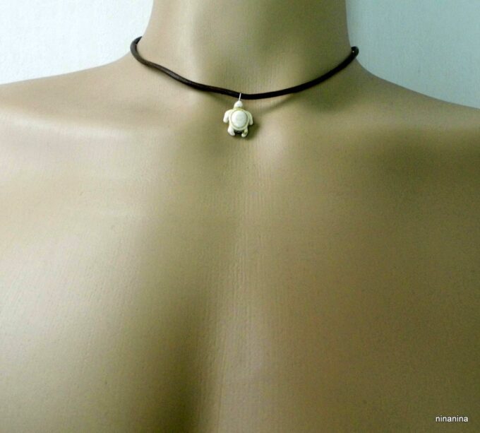 N3811g_collier_cordon_tortue_blanche
