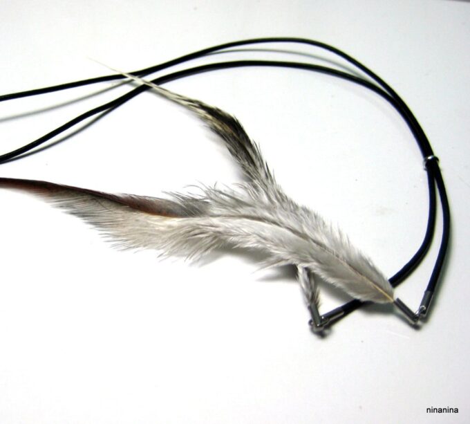 N3818d_collier_cordon_cuir_et_plumes-1