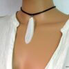 N3829_Collier_cordon_cuir_et_plume_blanche