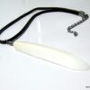 N3829a_Collier_cordon_cuir_et_plume_blanche