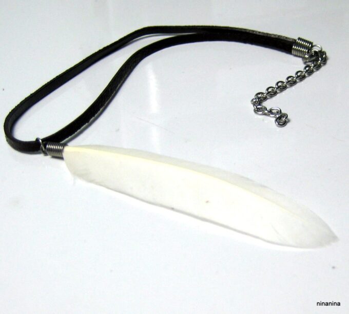 N3829a_Collier_cordon_cuir_et_plume_blanche