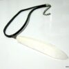 N3829b_Collier_cordon_cuir_et_plume_blanche