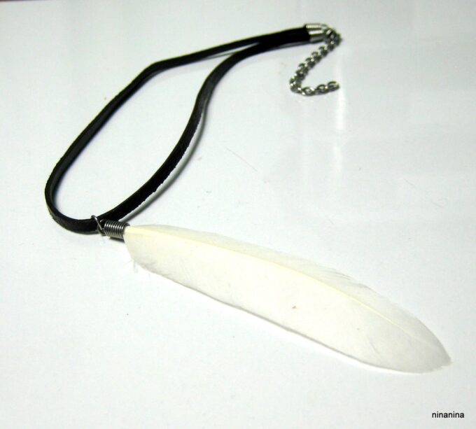 N3829b_Collier_cordon_cuir_et_plume_blanche