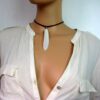 N3829c_Collier_cordon_cuir_et_plume_blanche