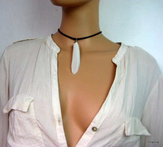 N3829c_Collier_cordon_cuir_et_plume_blanche