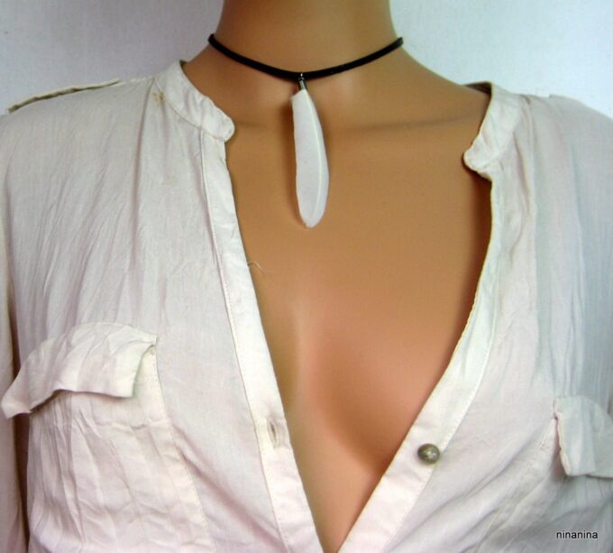 N3829d_Collier_cordon_cuir_et_plume_blanche