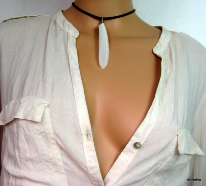 N3829e_Collier_cordon_cuir_et_plume_blanche