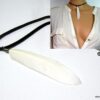N3829f_Collier_cordon_cuir_et_plume_blanche