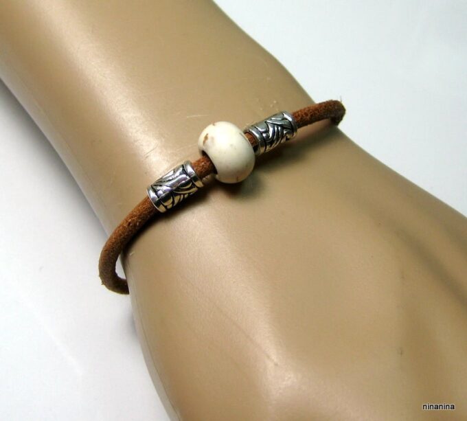 N3896d_bracelet_cuir_et_perle_blanche