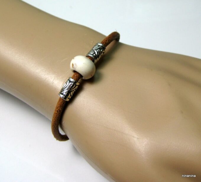 N3896e_bracelet_cuir_et_perle_blanche