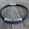 N3907l_Bracelet_homme_cordon_cuir_demi_lune_metal_argent_fermoir_acier_inoxydable_-_Bijoux_Bracelets_en_ligne_Ninanina-1