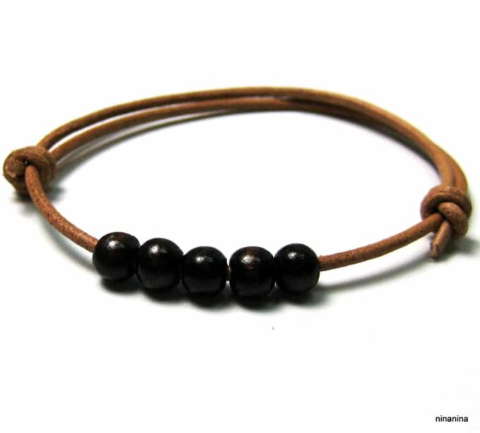 N3914a_bracelet_cordon_cuir_et_perles_rondes_en_bois