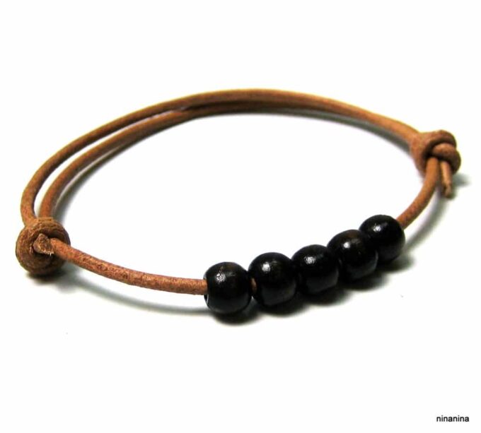 N3914d_bracelet_cordon_cuir_et_perles_rondes_en_bois