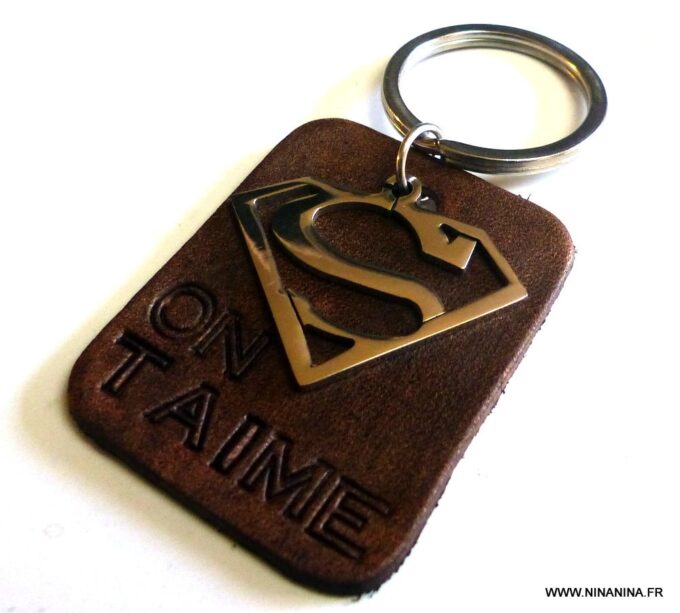 N3926_Porte_cle_homme_cuir_personnalise_superman_NINANINA