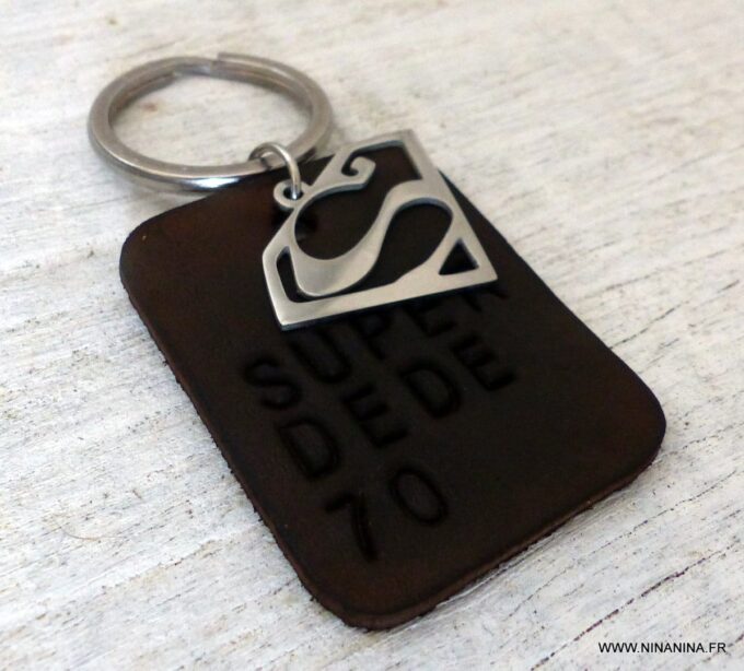 N3926_Porte_cle_superman_en_cuir_marron_personnalise_-_Bijoux_porte_cles_en_ligne_Ninanina