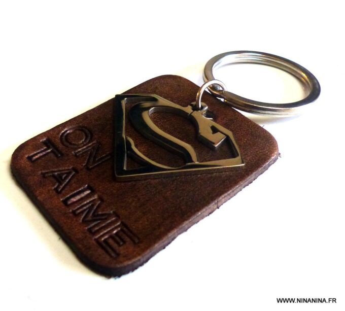 N3926a_Porte_cle_homme_cuir_personnalise_superman_NINANINA