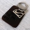 N3926a_Porte_cle_superman_en_cuir_marron_personnalise_-_Bijoux_porte_cles_en_ligne_Ninanina