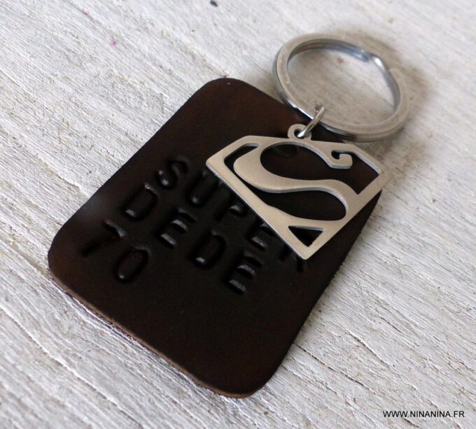 N3926a_Porte_cle_superman_en_cuir_marron_personnalise_-_Bijoux_porte_cles_en_ligne_Ninanina