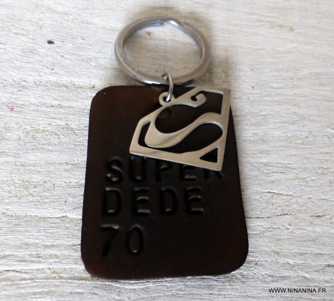 N3926b_Porte_cle_superman_en_cuir_marron_personnalise_-_Bijoux_porte_cles_en_ligne_Ninanina