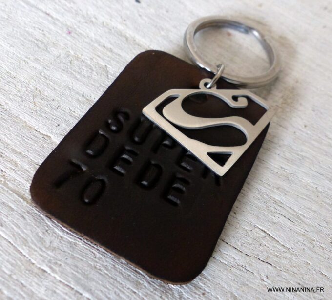 N3926c_Porte_cle_superman_en_cuir_marron_personnalise_-_Bijoux_porte_cles_en_ligne_Ninanina